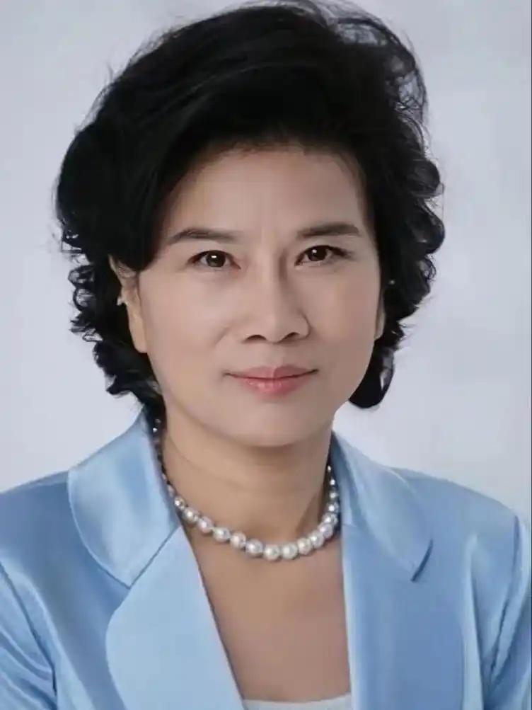 董明珠举办格力技工学校，给了我们什么启示？2026年8月，72岁的董明珠多了