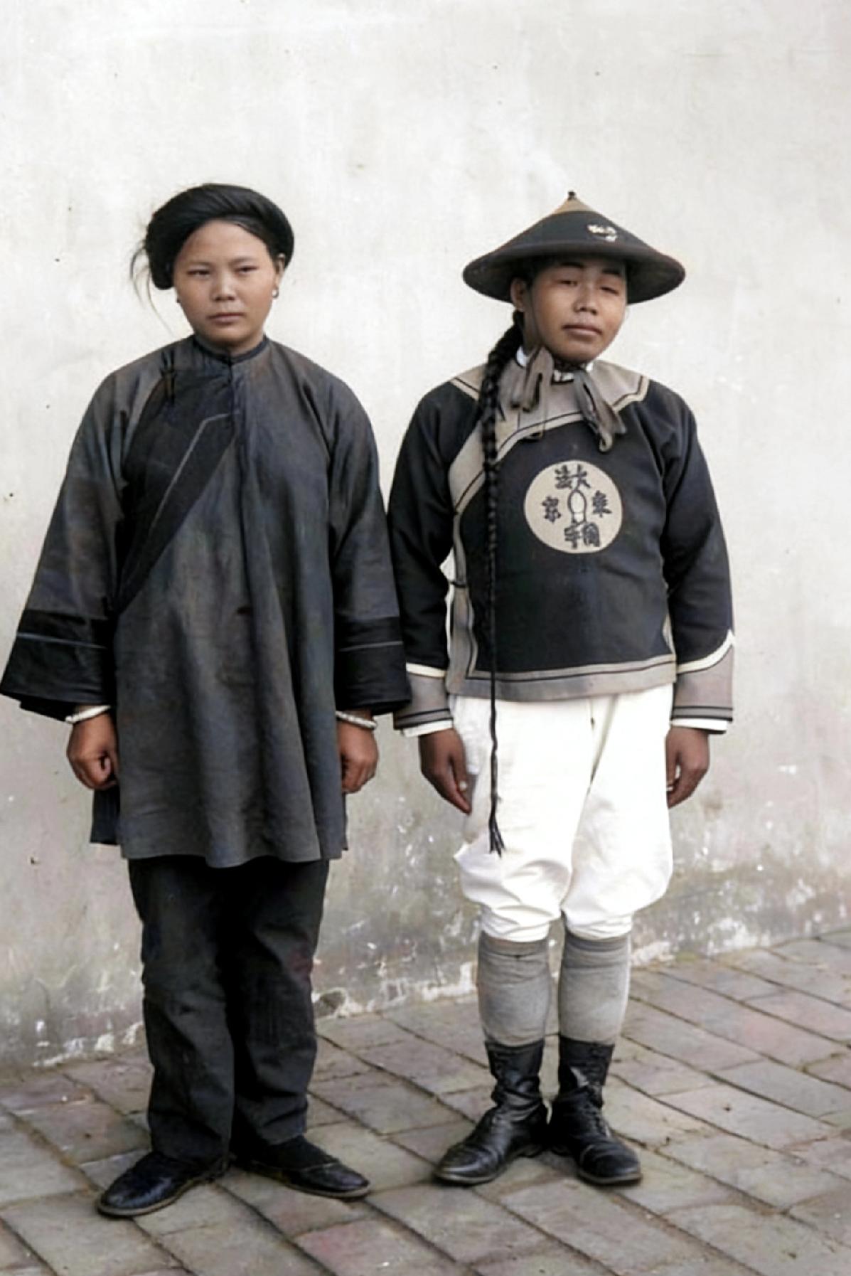 晚清时期越南街头，一名士兵和当地女子留下了一张罕见的老照片，镜头里的女子身着极具