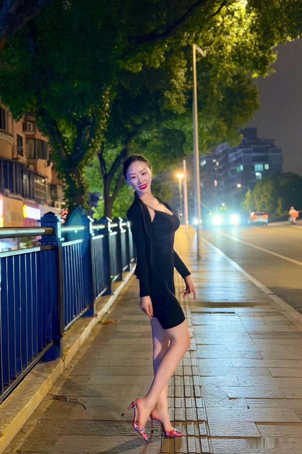 夜晚街头的优雅穿搭，高跟鞋与黑裙的完美搭配