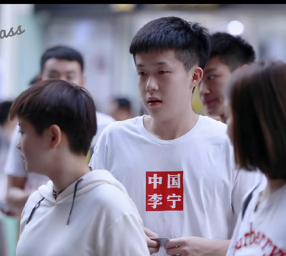 考古老图！大头莎莎也太有少年感了翻到早年机场抓拍，满屏青涩可爱。王楚钦安