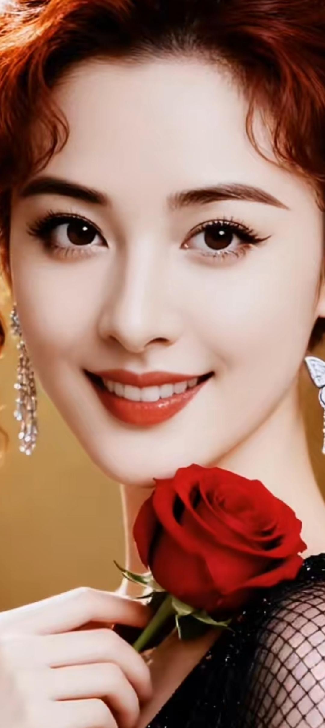 优雅红玫瑰，甜美笑容，闪耀耳环，魅力无限！🌹💄✨