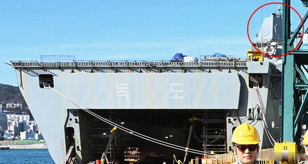 完成现代化改装的韩国海军独岛级两栖攻击舰LPH-6111独岛号，用韩华集团研制