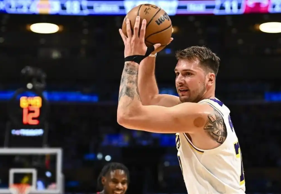 东契奇：不改变打球方式也许将一生无冠东契奇拥有历史顶级的球商、球感、节奏。以及