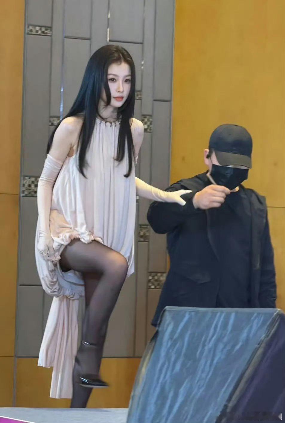 这是虞书欣没有肿的时候嘛？