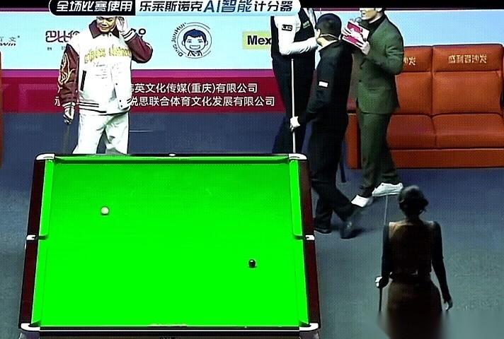 有些人的牛逼，是藏不住的。你以为人家就是个安安静静唱歌的，结果昨晚看她打台球，