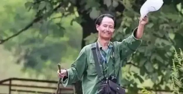 1998年，大学教授何家庆来到深山调研。由于过于饥饿，于是就向村民讨吃的。不料，