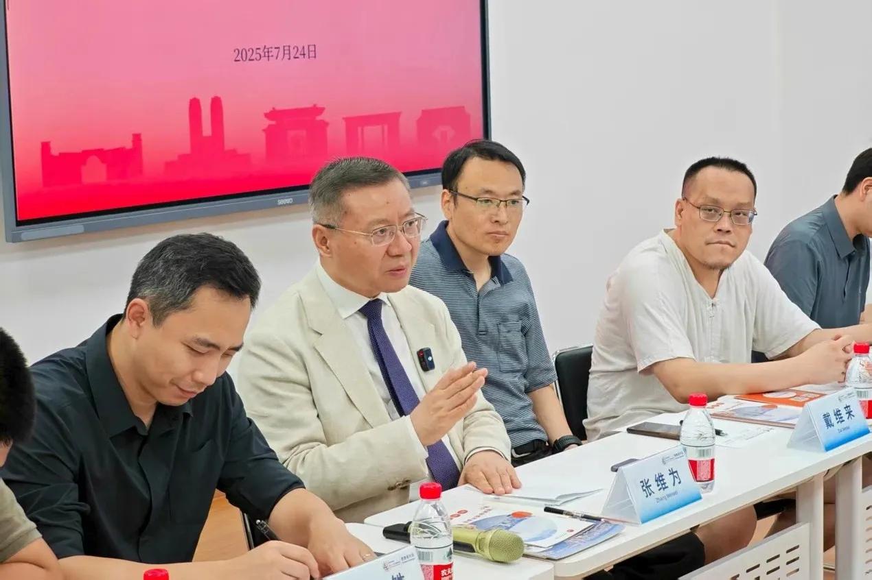 张维为教授欢迎香港何建宗博士率团拜访复旦中国研究院。7月24日，张教授给来访的