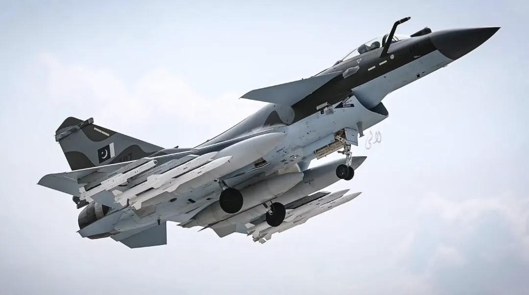 近日，韩国KF-21战斗机的第一架量产机首飞成功。此次试飞在该机生产下线后第22