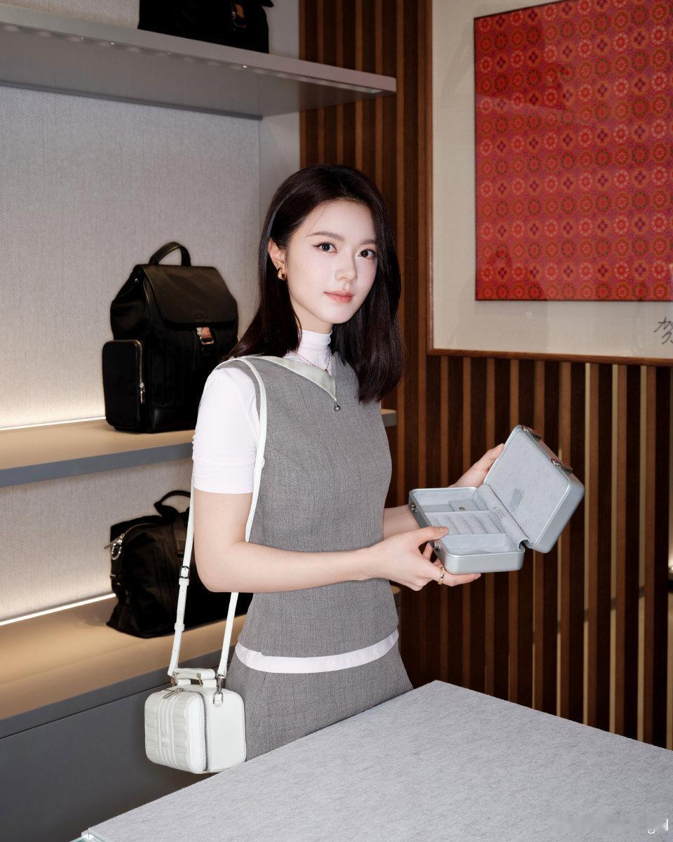 赵今麦×RIMOWA成都活动官方Photocall，身着YIRANTI