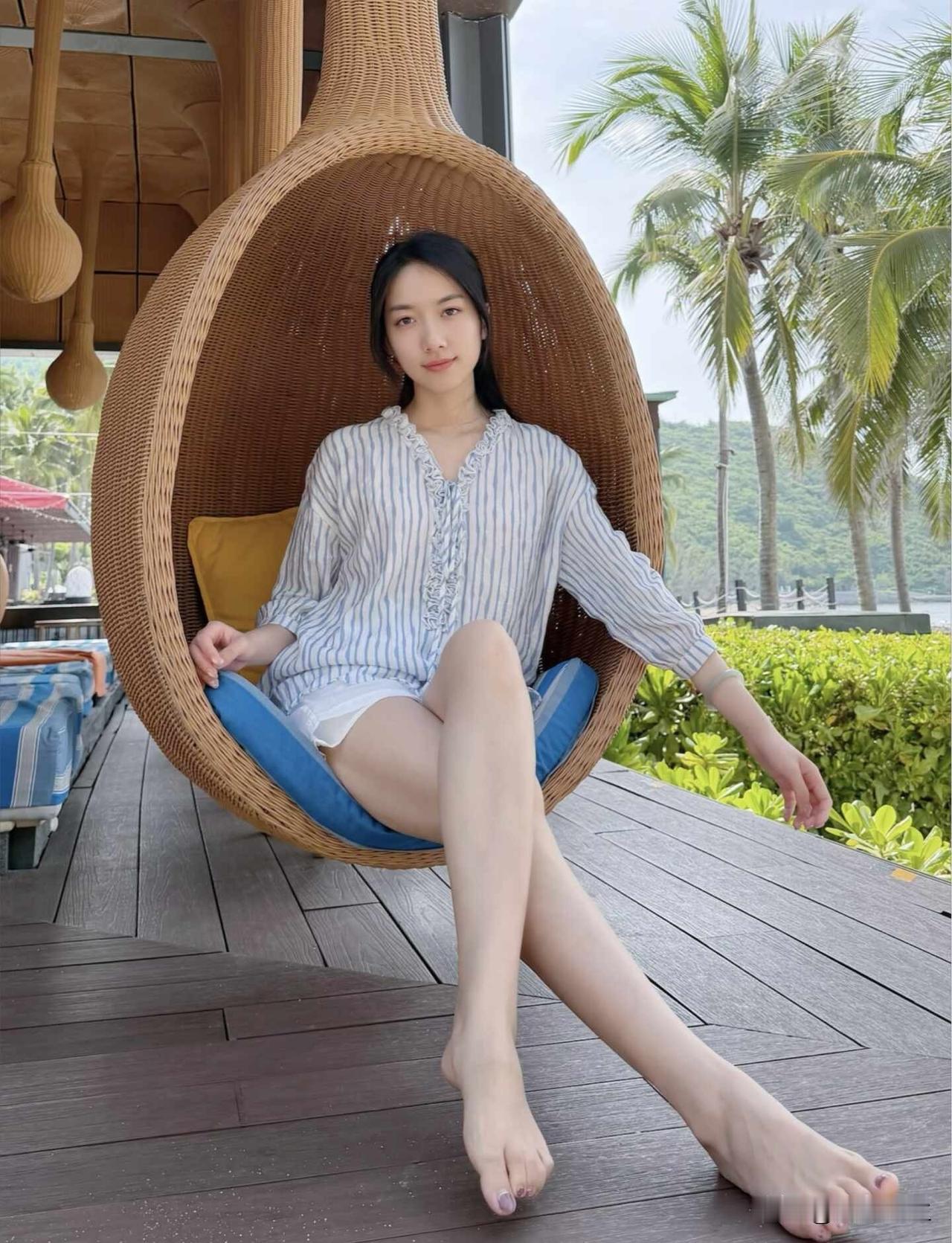 这么漂亮的年纪为什么不让自己快乐，人生何其短。要笑得格外甜。