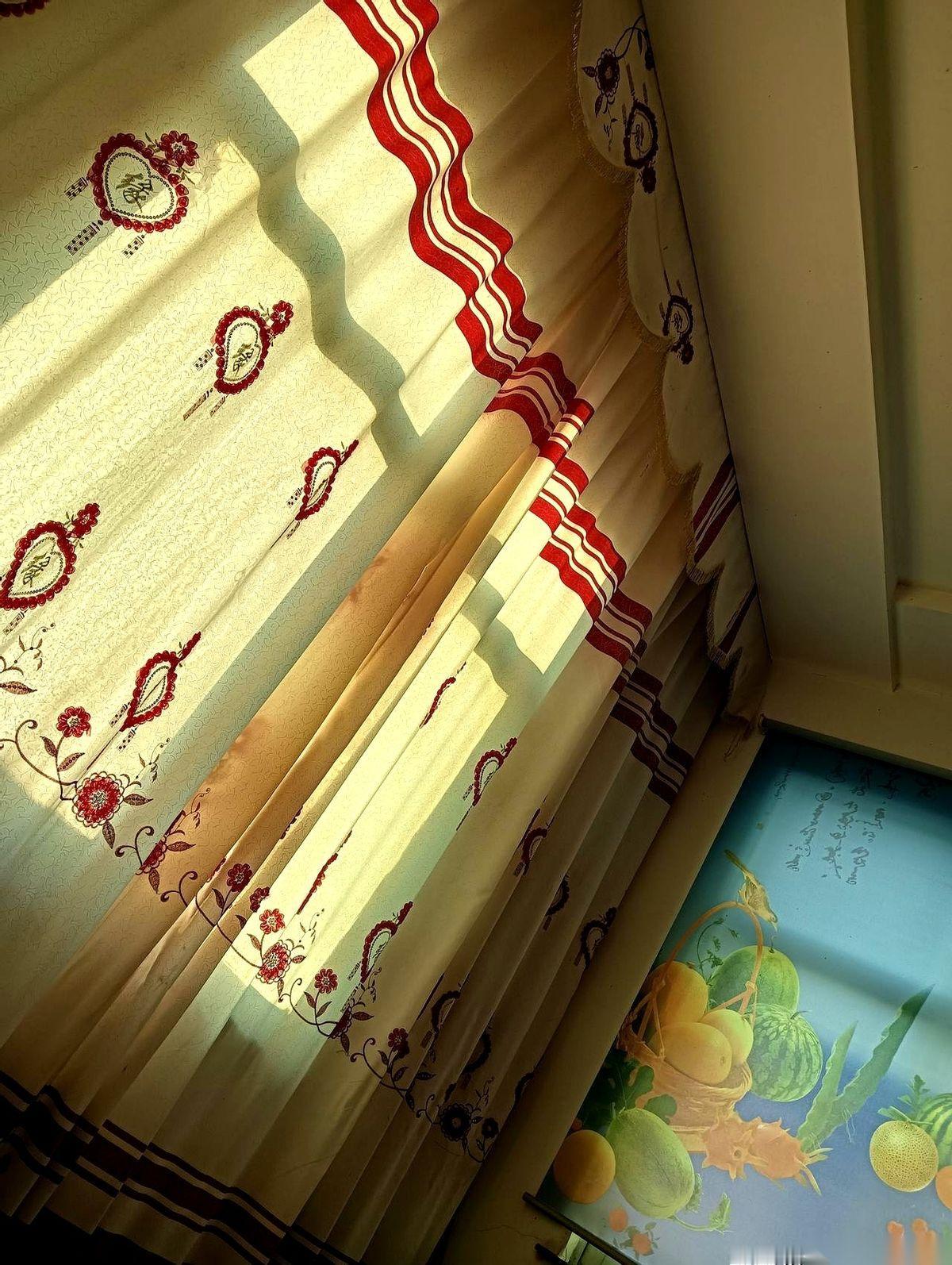 “爸爸，我想给你说个事！”我凑到公公跟前，几乎是吼出来的。饭桌上剩的盘子还温着