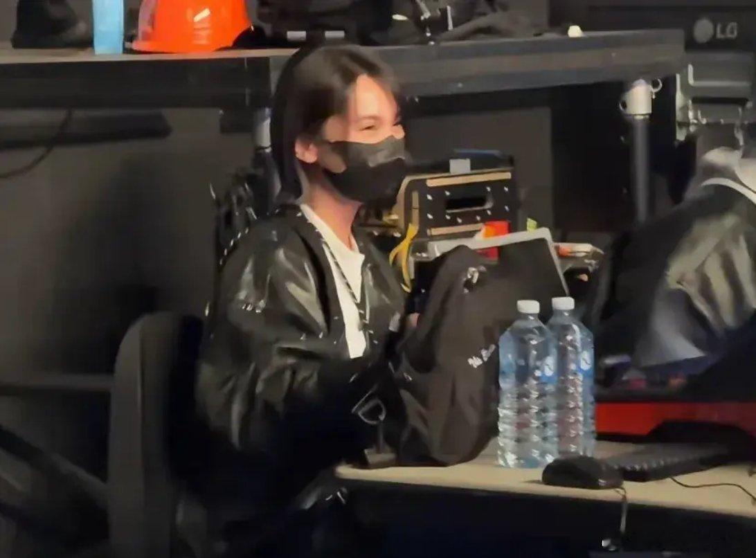 李荣浩国外演唱会杨丞琳全程陪同，意外惊现“黑丝”造型引发讨论！！！！