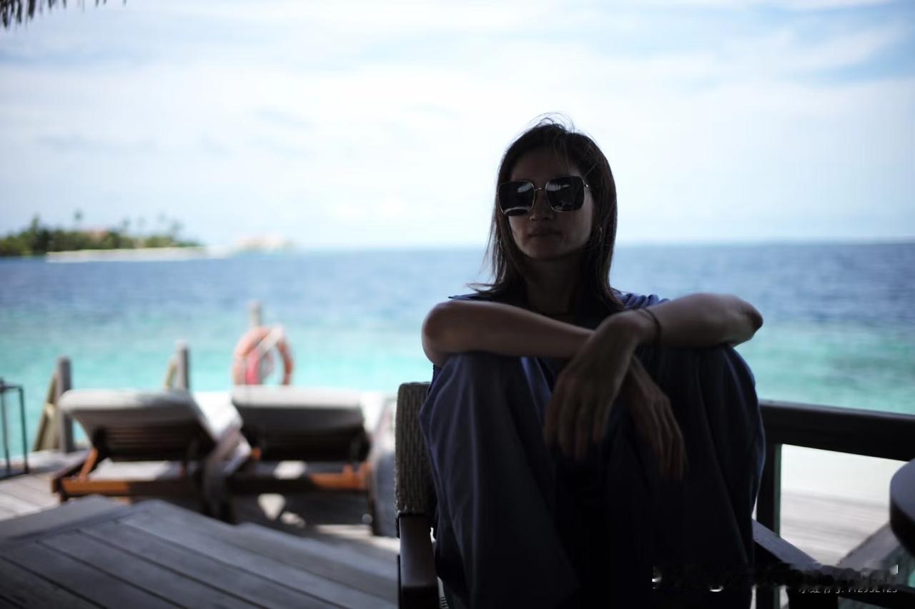 年初的时候为什么会传出朱亚文离婚呢？翻看他老婆的相册，几乎每张照片上，无名指