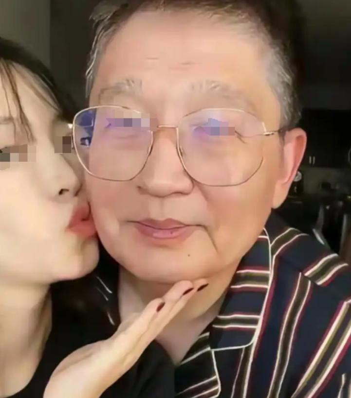 2024年，上海一52岁女子与大自己18岁、精神分裂的丈夫离婚后，突然得知丈夫的