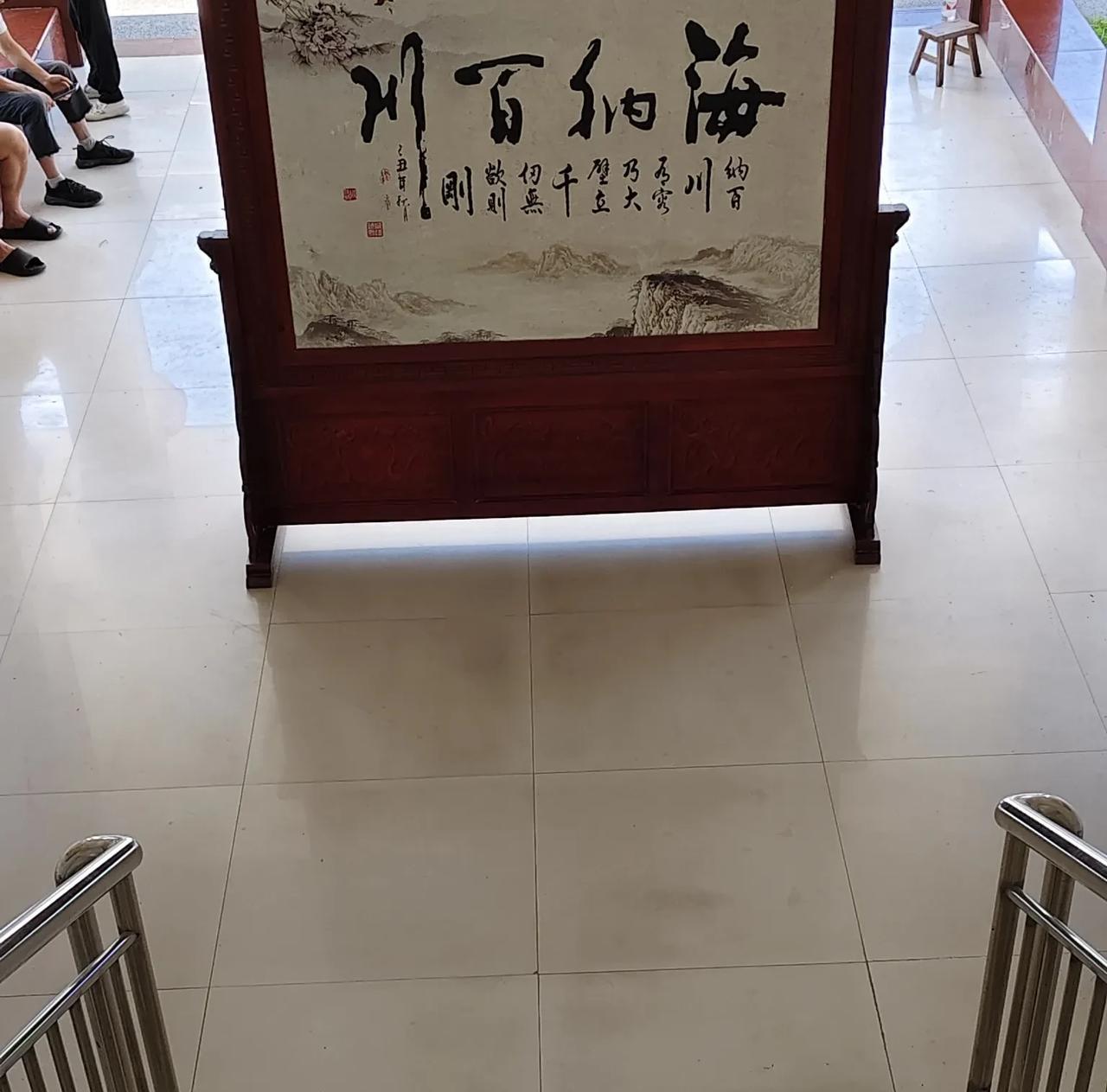 今天中午12点，我过来公司食堂吃午饭，正看到在我们公司打暑假工的儿子，坐在公司办