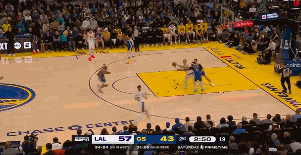 艾顿这球直接看笑了！从接球开始，前面只有一个斯潘塞，的对手没有站定造进攻犯规