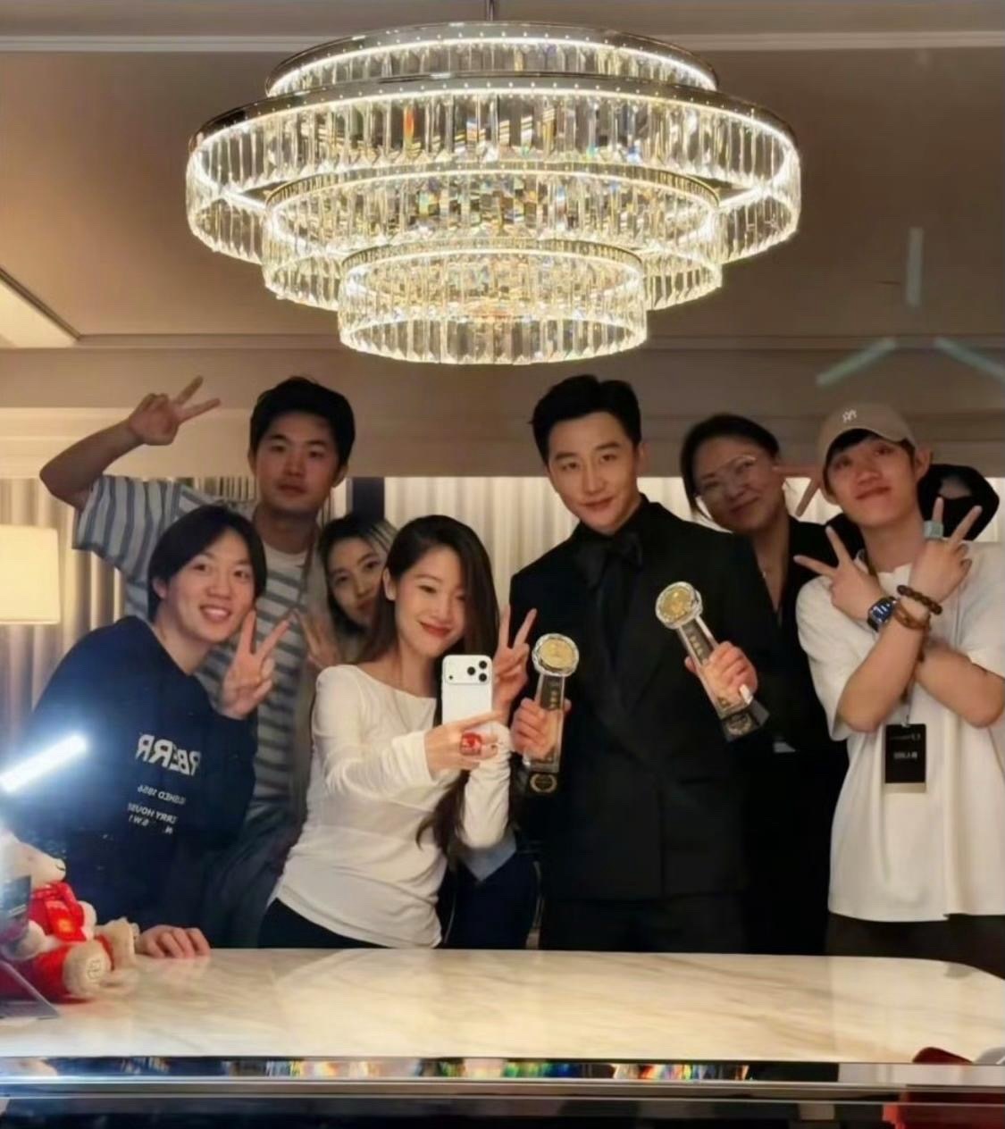 黄轩获得澳门电影节最佳男主角后，他拿着奖杯和女友以及好友们一起庆祝。圈外女友发文