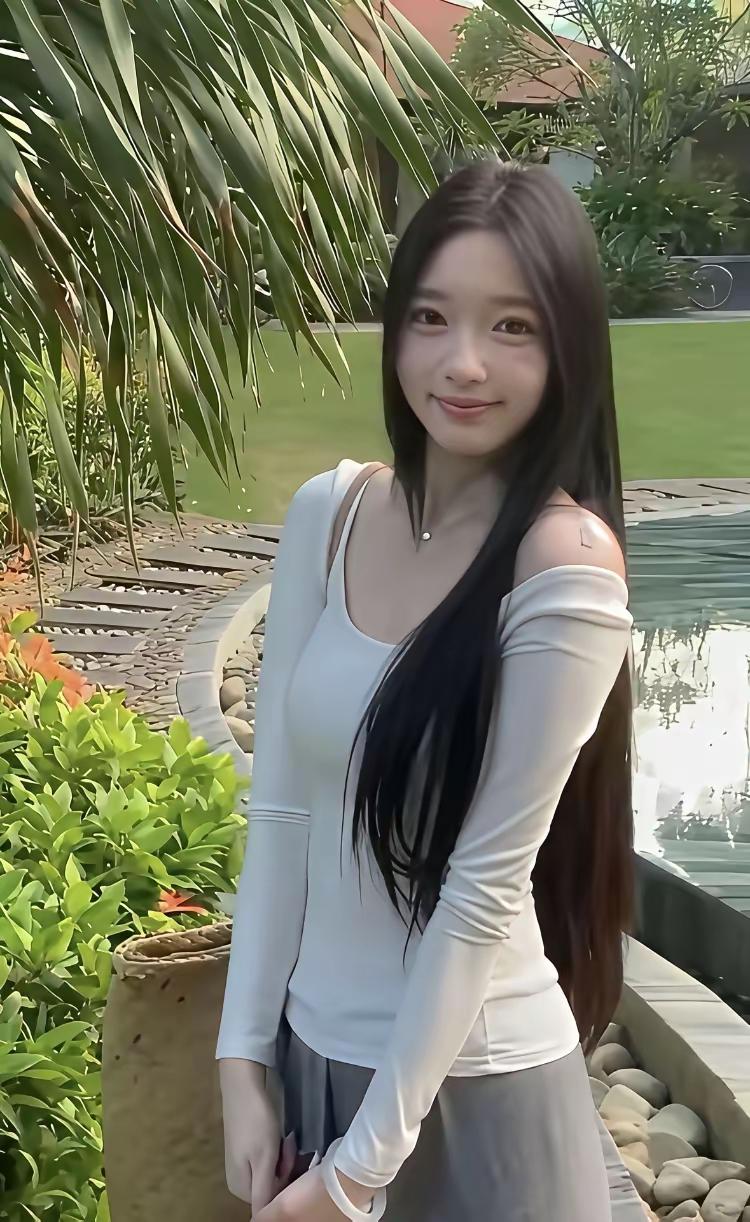 绿意盎然中，美人倚栏笑。庭前春意浓湖边美人景绿裳春景照绿裙溪景照庭园
