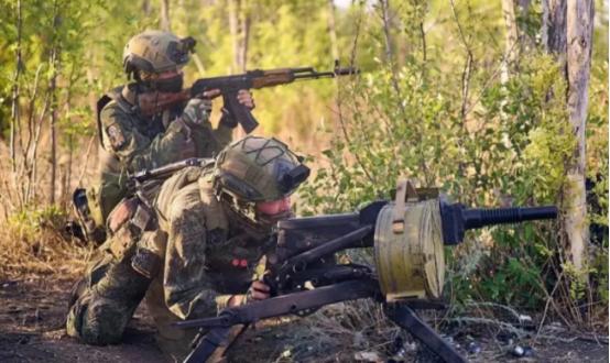 俄军突击队的两名士兵利用一袋炸药打败了一支优势乌军，占领了顿涅茨克南部地区的一个