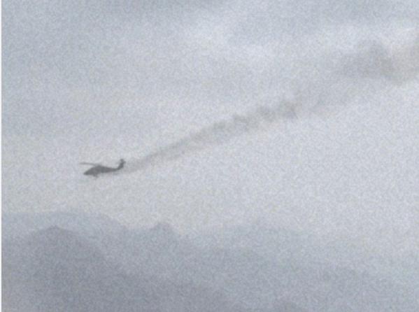 最新的照片显示，一架参与搜救F-15E飞行员的UH-60直升机被击伤，发动机起火