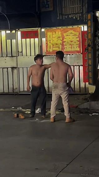两男子因琐事吵嘴，没料到其中一男子竟拿起一块板砖相威胁，而另一个男子不但没害怕，