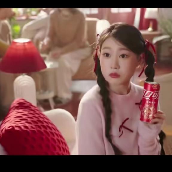 又被霸屏了,这是正式出道了吗？小沈阳父女拍可乐广告爆火，也是把家的温度揉进了