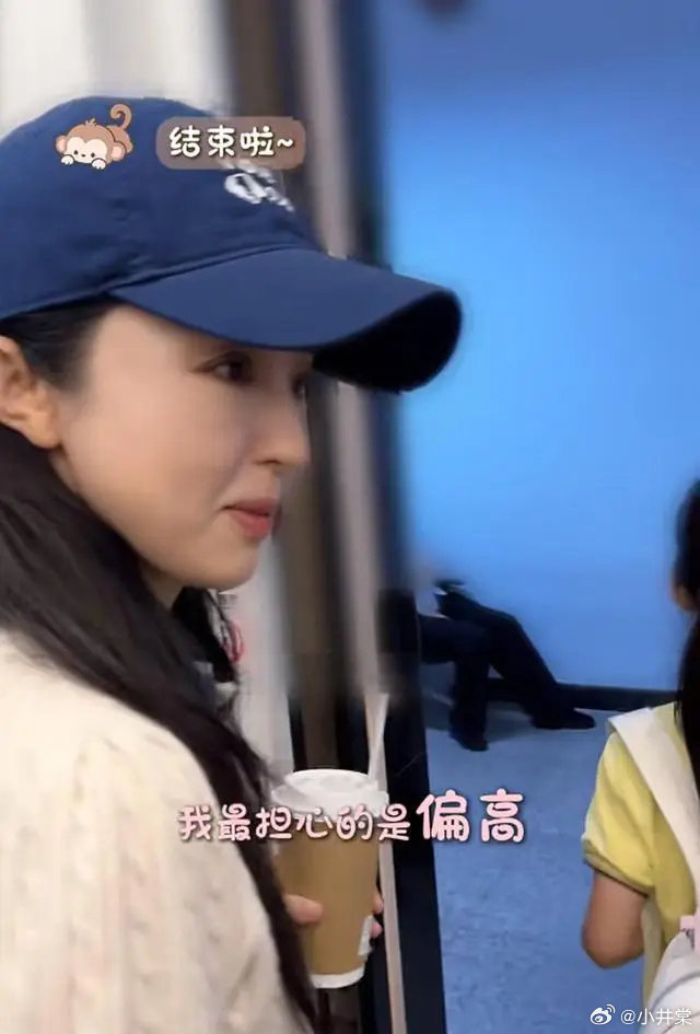 董璇带女儿体检，十岁女儿小酒窝长到142.5cm，却让妈妈最担心长得太高​