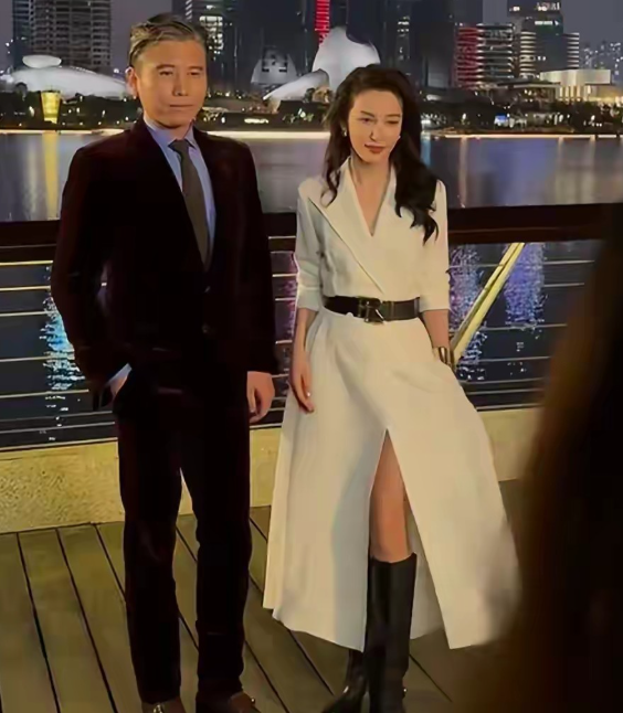 李冰冰和李乃文出席活动曾经的大花状态保持的相当好。脸部皮肤白皙轮廓精致有型，