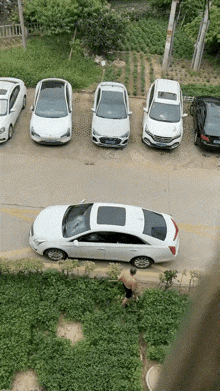 大爷怎么了，是这个车挡住了你家的光线了吗？