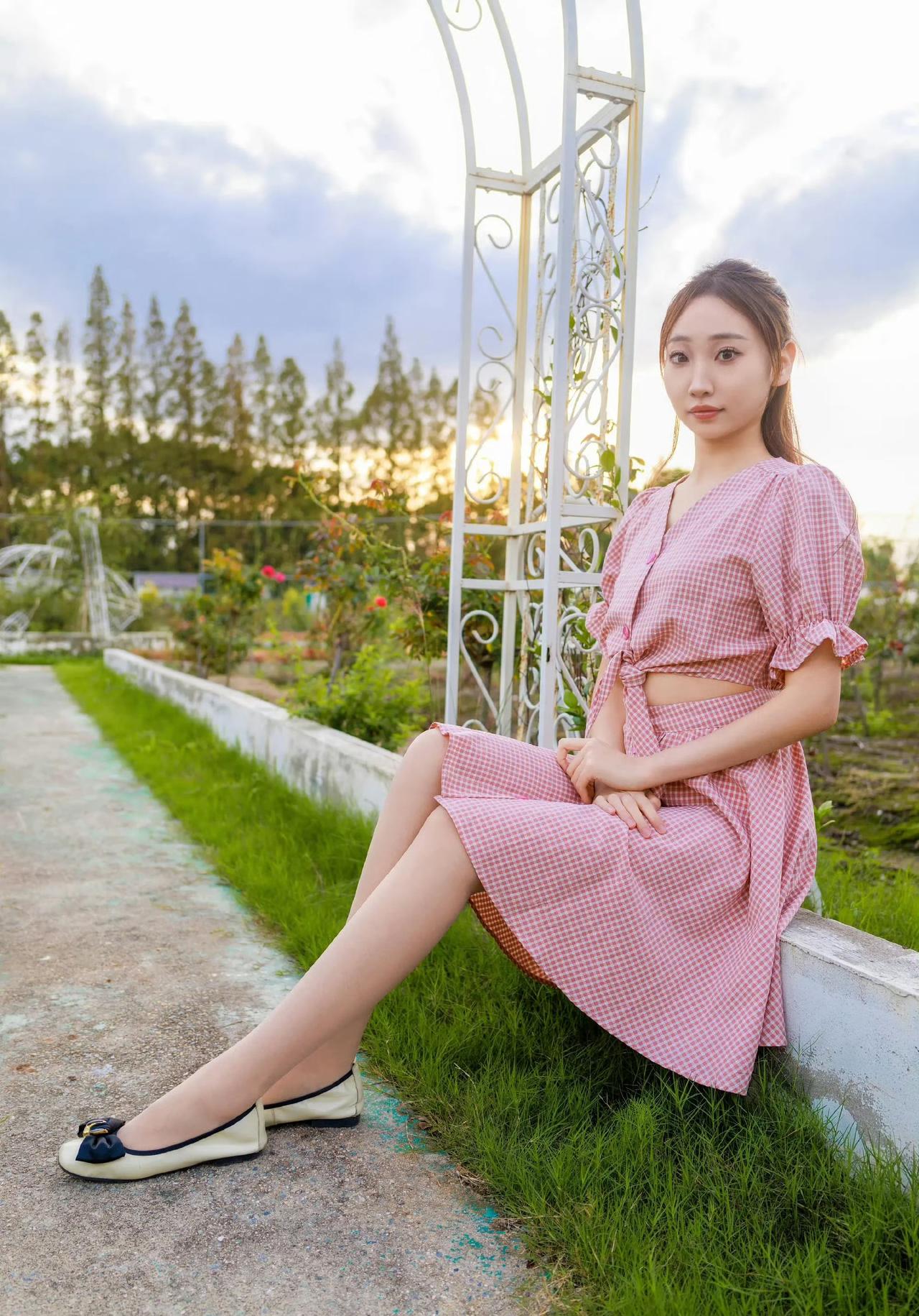 这套是“甜美元气的田园少女风”穿搭，粉格套装适配花园场景，清新又减龄：-