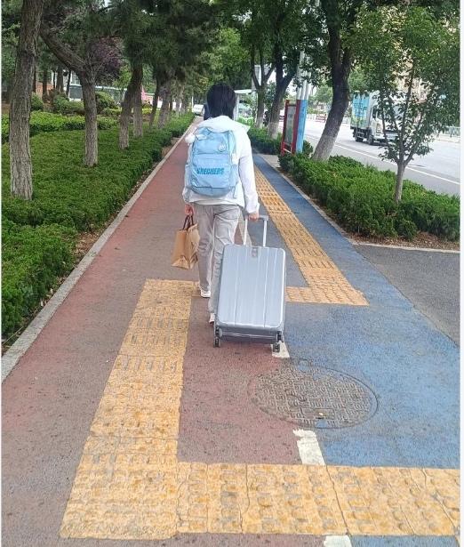 暖心！发生在四川成都的一件事。女孩大学毕业找不到工作，拖着行李箱在街头蹲了一下午