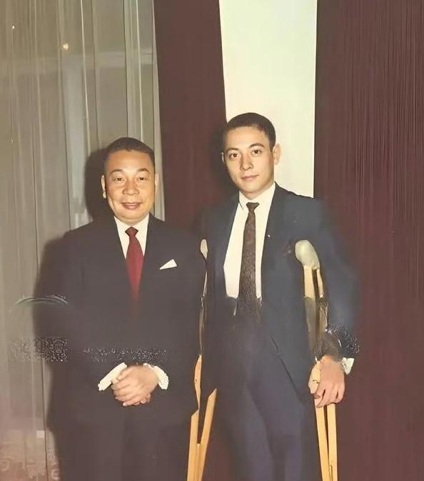 1970年，蒋经国和拄拐的长子蒋孝文的合影，蒋孝文拄拐不是因为他受伤，而是他的身