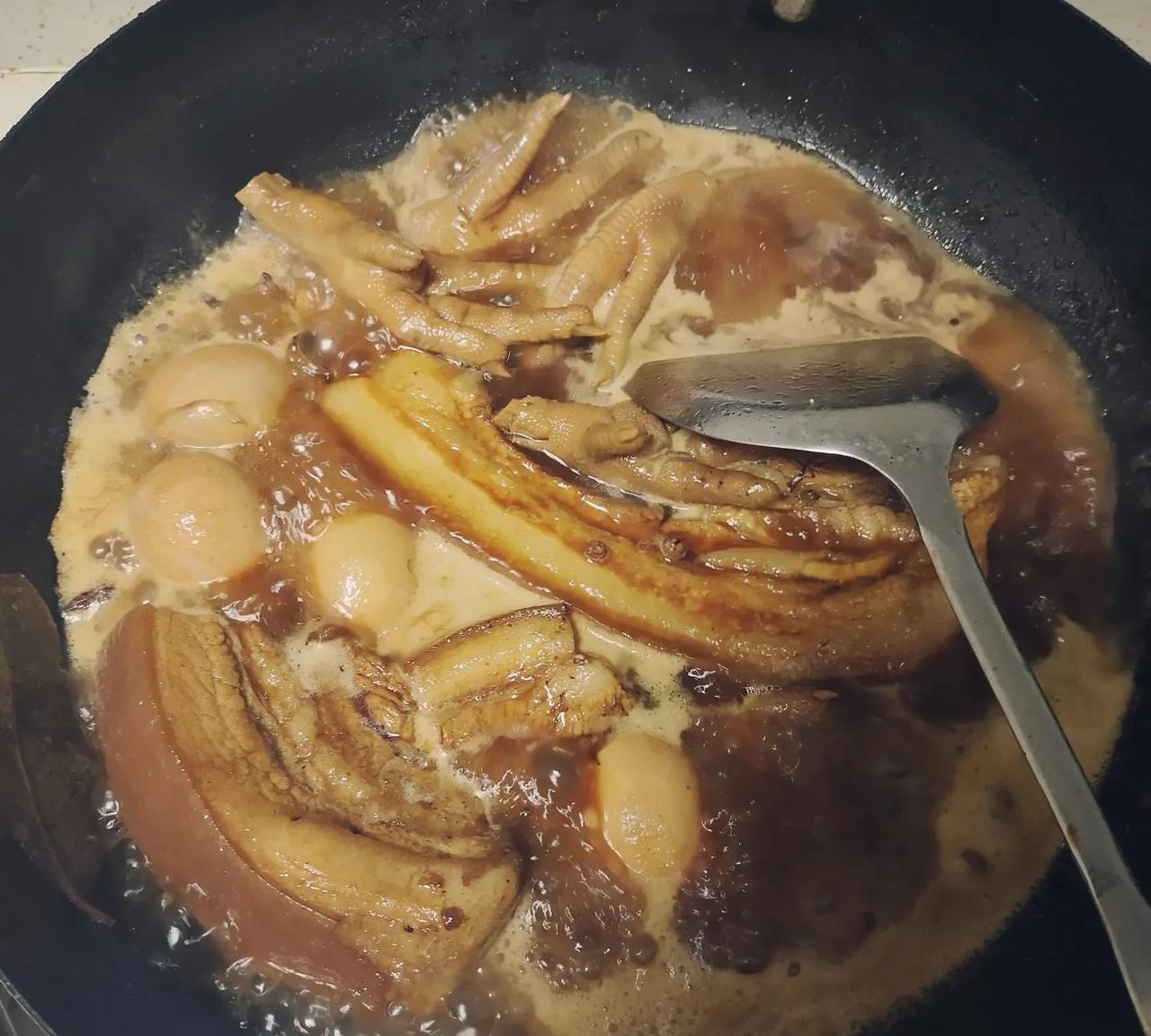 夏天天热不想做饭的可以学一下我，买几斤五花肉卤一下，卤好就放冰箱，不想做饭的时候