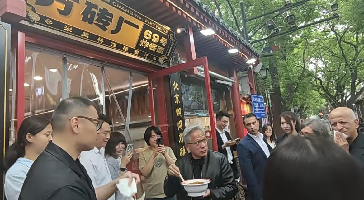 黄老板接地气爱吃炸酱面站着吃！