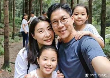 郭晶晶霍启刚一家四口出游晒正脸，两个女儿专挑父母优点长
