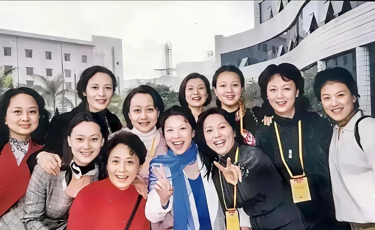 照片上的11个美女，我个个都面熟，能叫上8个人的名字，还有3个人的名字是我老伴告