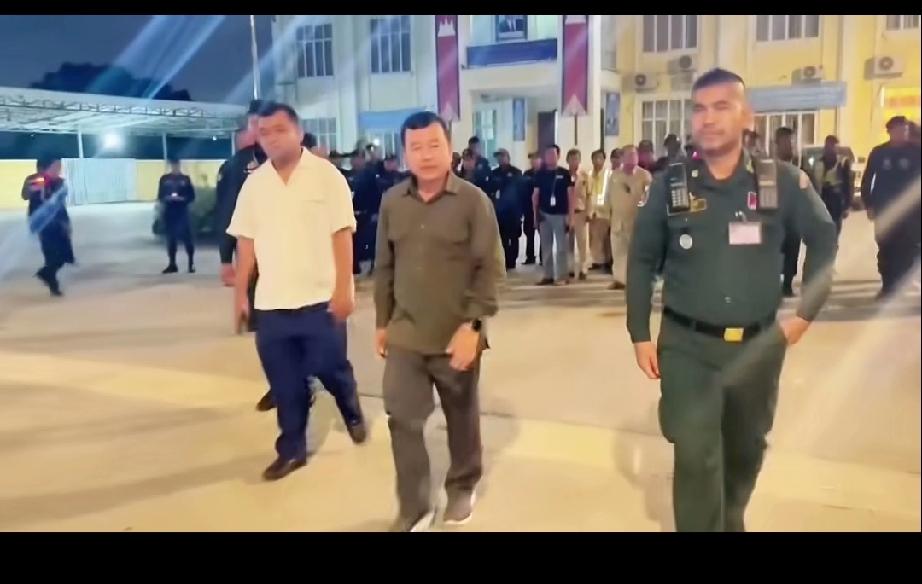 在柬埔寨首都金边市马卡拉区，大批宪兵出动对园区展开清查，你早干什么去了？若不是此