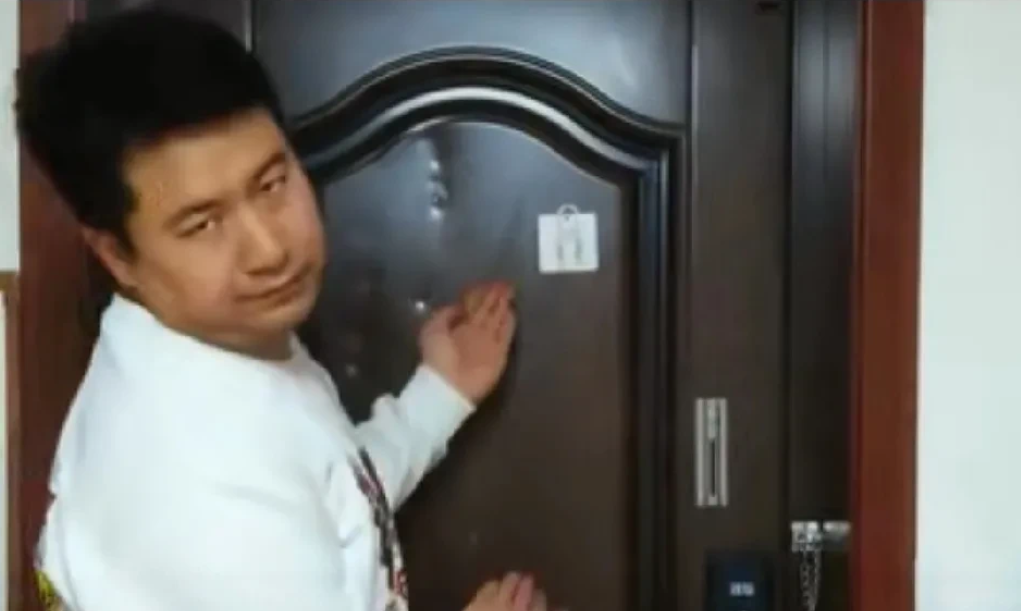 网友都笑喷了！一男子买了一个磁力挂钩，说挂不住，想退货，客服让他拍个视频看看情