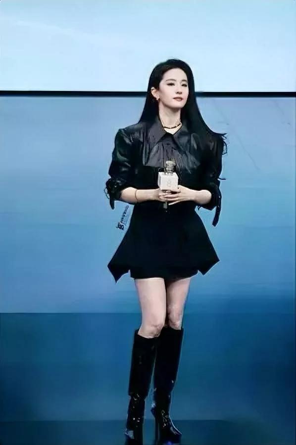 我闺蜜见过刘亦菲说的事儿我笑了三天——她哪是网上那股“仙得飘起来”的样儿