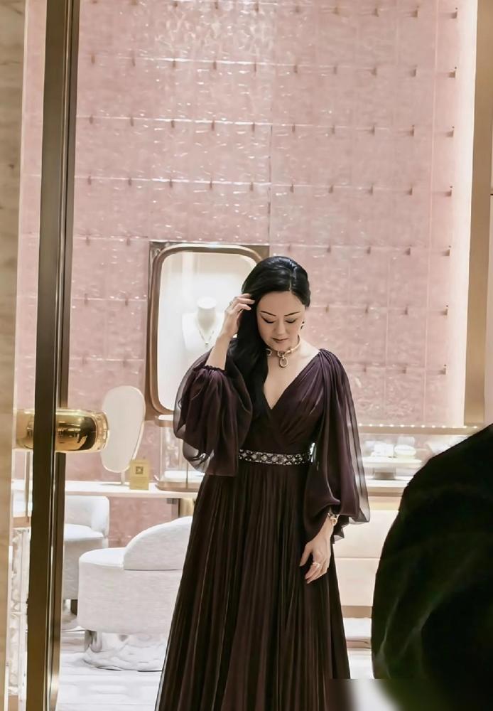 别再说她是“香港第一败家女”了。她的债务，她自己搞定了。具体看看：早