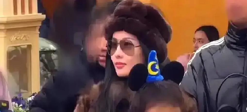 离婚第1年，她穿貂抱俩娃杀回顺义别墅貂毛蹭着孩子脸，北京零下十度，她没让前