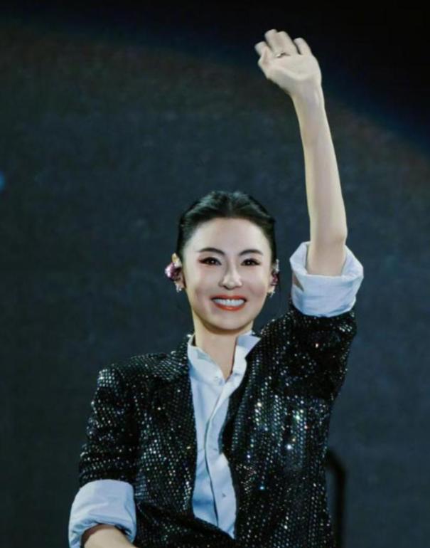 不恋前任、不撕恶人，张柏芝高调官宣好消息，把烂牌打出王炸。2026年5月9日