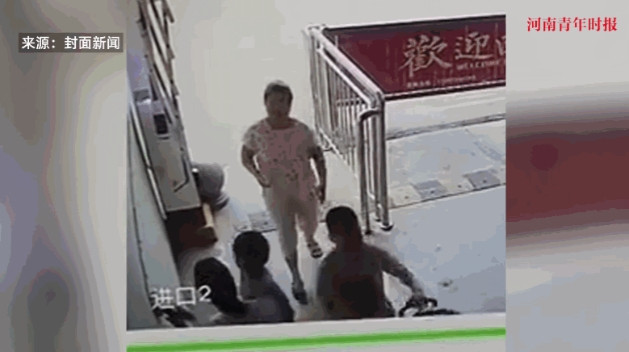 人怎么能这么缺德！”7月13日，湖南衡阳，一女子抱着孩子出小区时，突然被一个宝妈