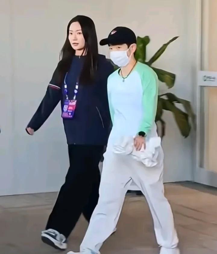 莎莎平安落地新疆啦！是青苹果味小莎呀！今天中午莎莎顺利抵达新疆，在一位工作人员的