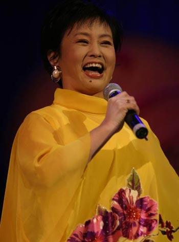 歌唱家朱明瑛和丈夫王明琦好聚好散离了婚，可谁也没料到，王明琦转头就娶了朱明瑛亲妹