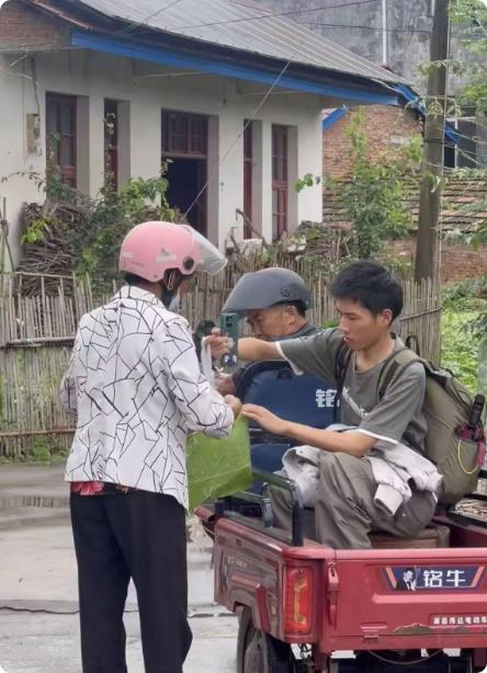 3岁妈走了，7岁爸走了。湖南常德18岁男孩左力，在伯伯家一住就是11年。刚高考完