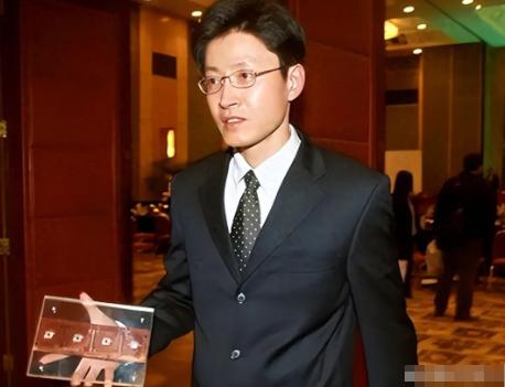 被誉为"芯片天才"的陈进，带走国家十几亿科研资金，逃往美国躲藏。他靠自己一个人的