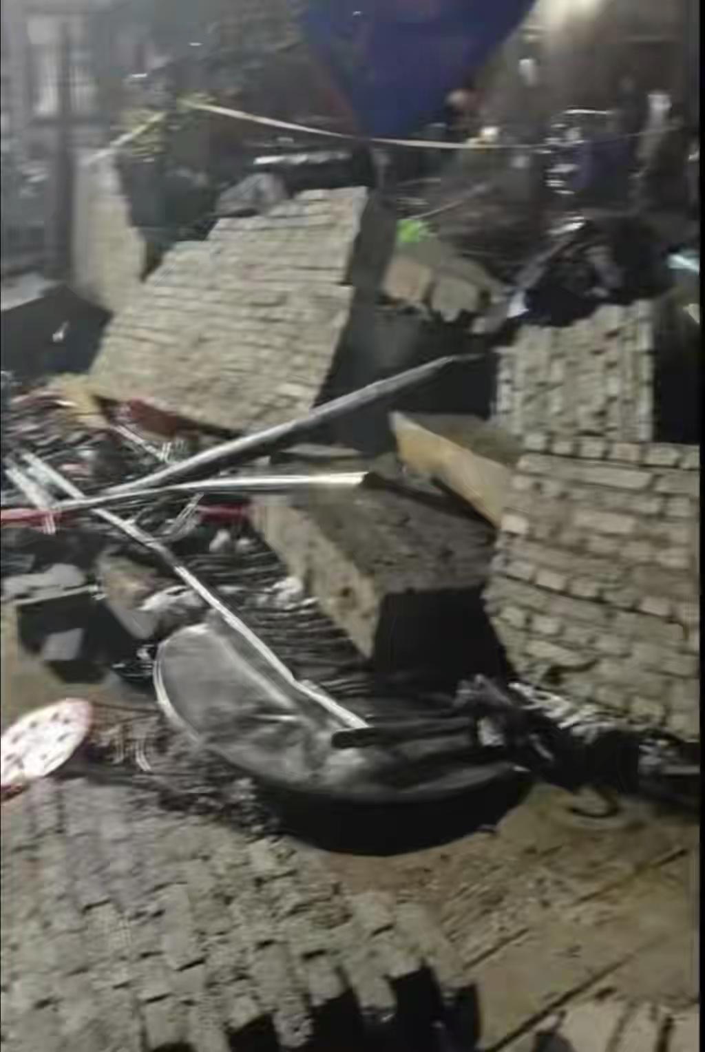 一群人在亲戚家帮忙办丧事,没想到却突遭横祸,院墙倒塌,直接导致6人死亡。这起突