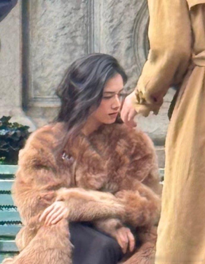 张婧仪米兰街头电影感张婧仪街拍氛围感谁懂这个张婧仪街拍氛围感啊，张婧仪米兰街