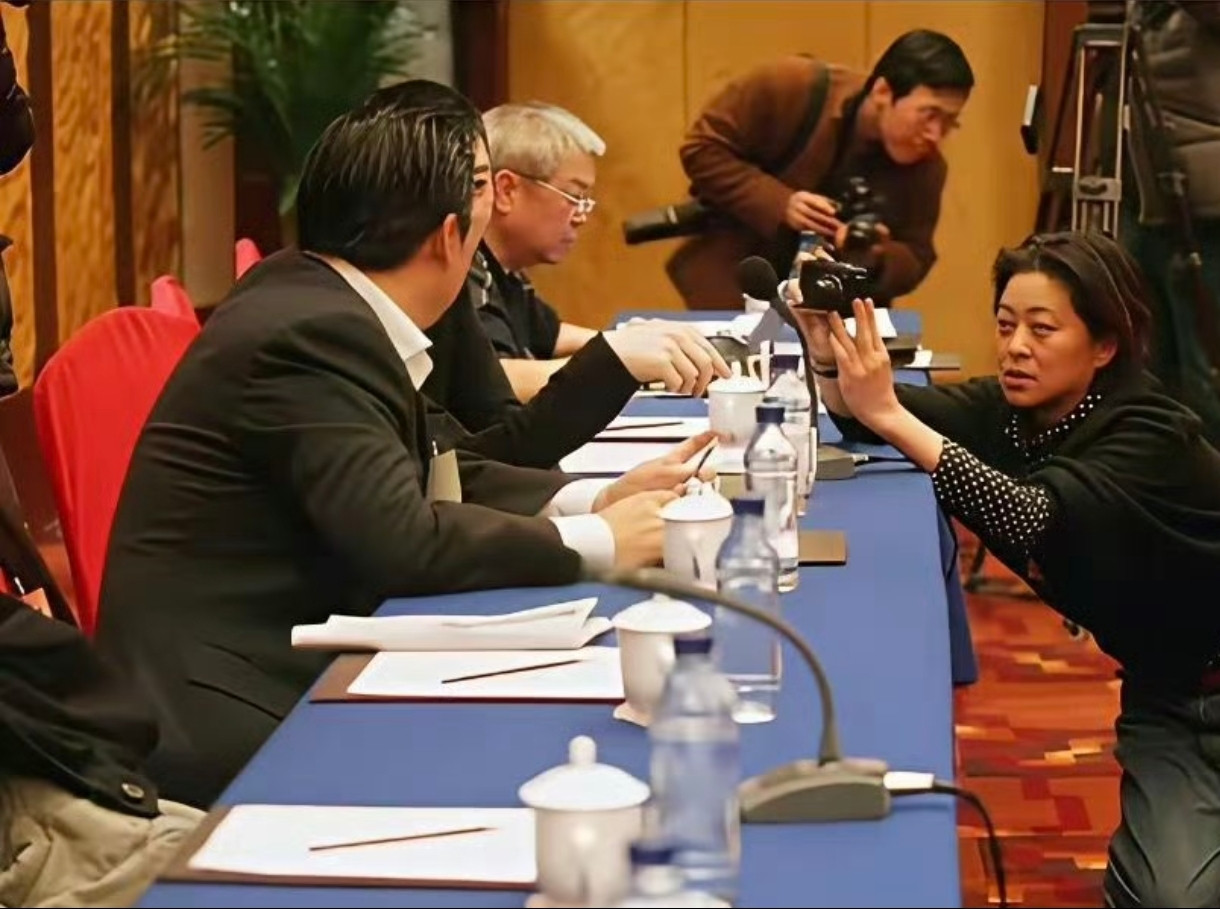 十六年前，倪萍和冯小刚参加全国政协会议，同在一组以跪姿抓拍冯小刚照片，被人别有用心的造谣，当时倪萍的